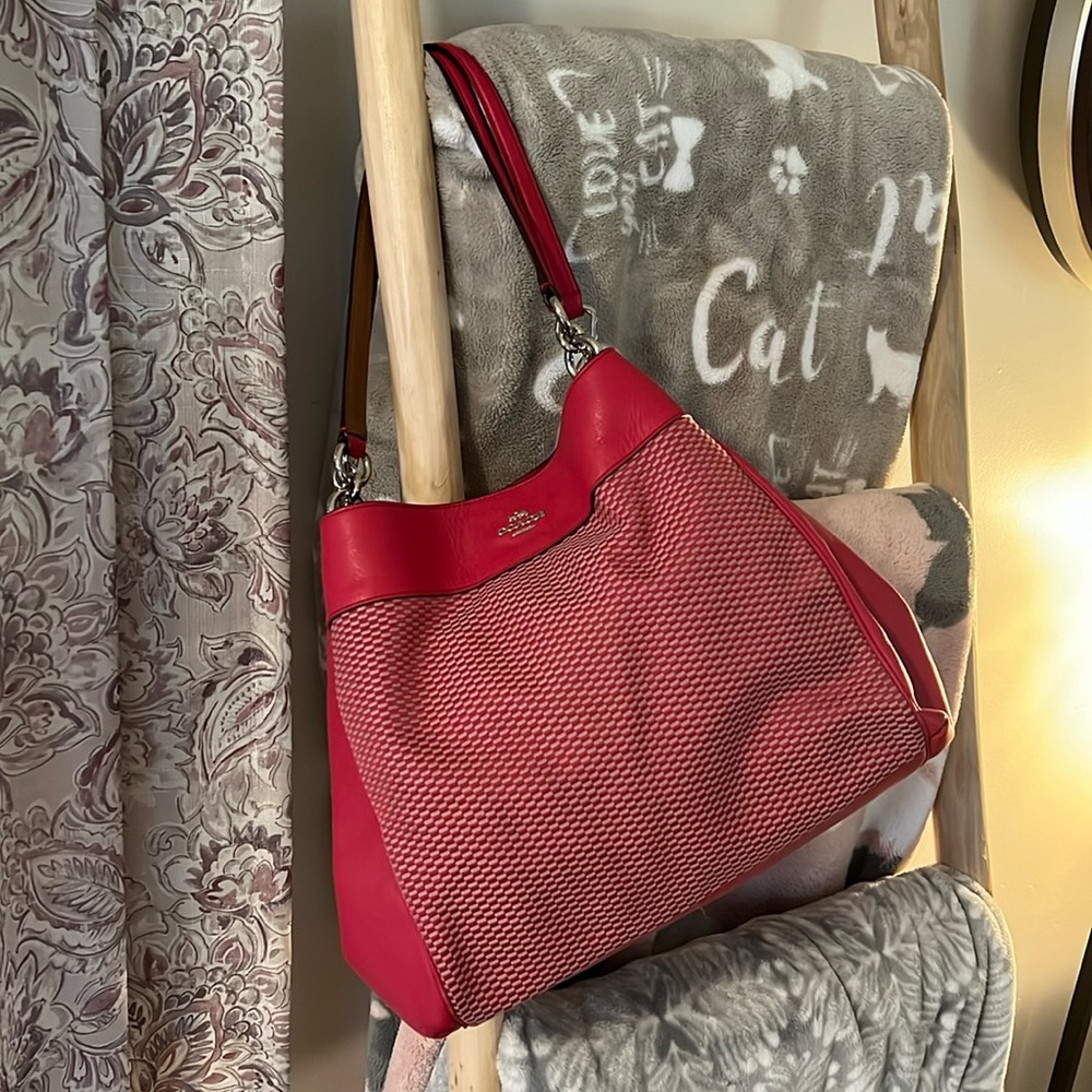 Coach bag in tulip red
